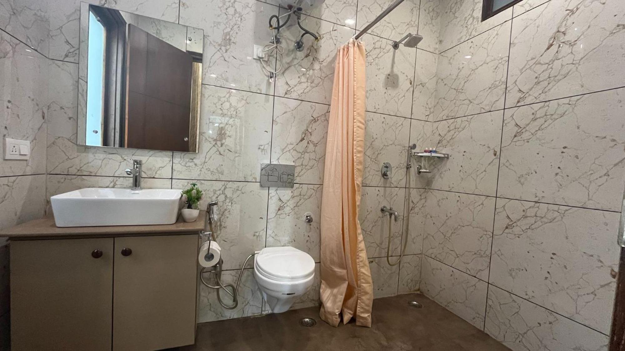 Bluo 1Bhk - Dlf Cybercity, Balcony, Lift, Parking Gurgaon Exteriör bild
